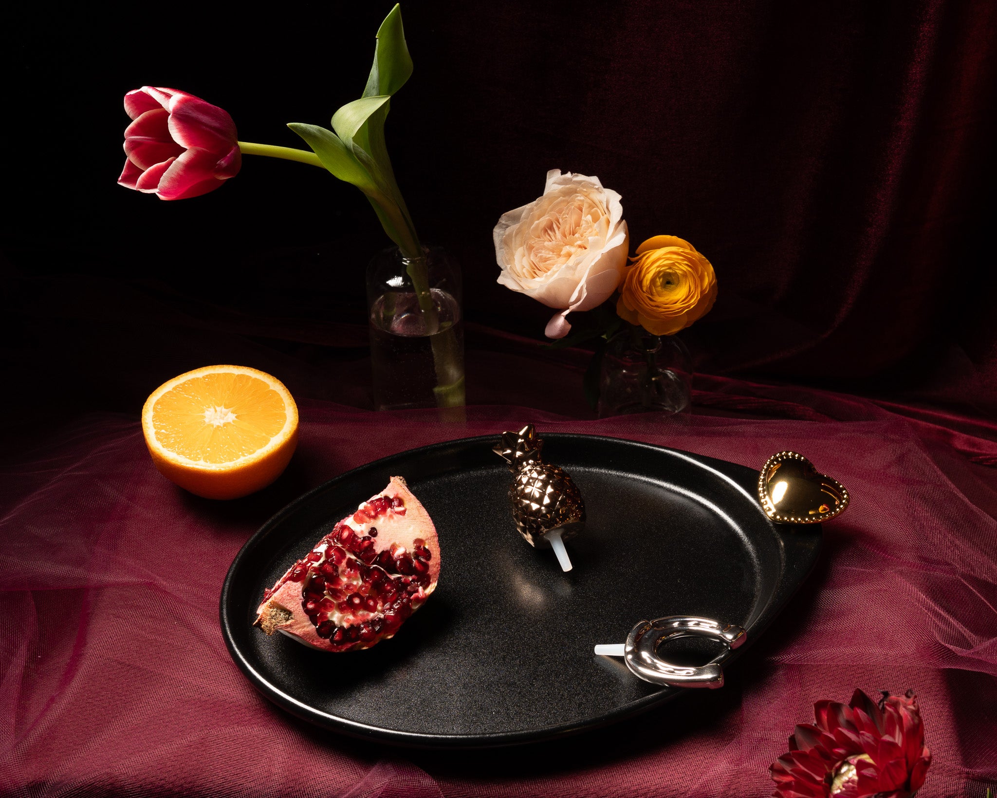 Nora Fleming Plato Ovalado Gift Set with metallic minis arranged on the black oval serving platter