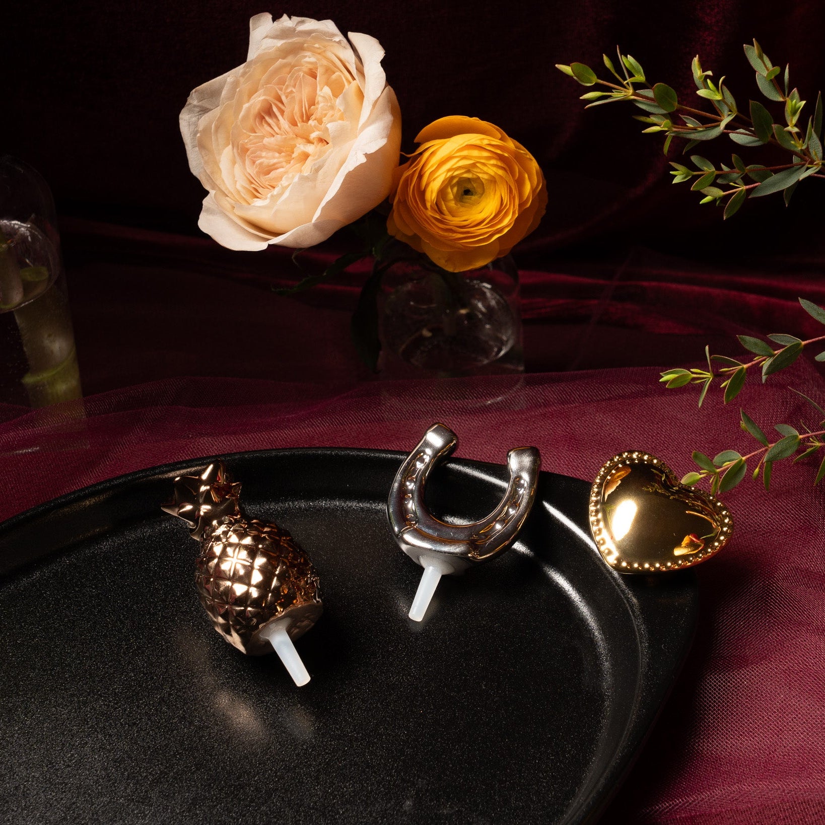 Nora Fleming Plato Ovalado Gift Set featuring black oval platter with three metallic minis displayed on an elegant tablescape